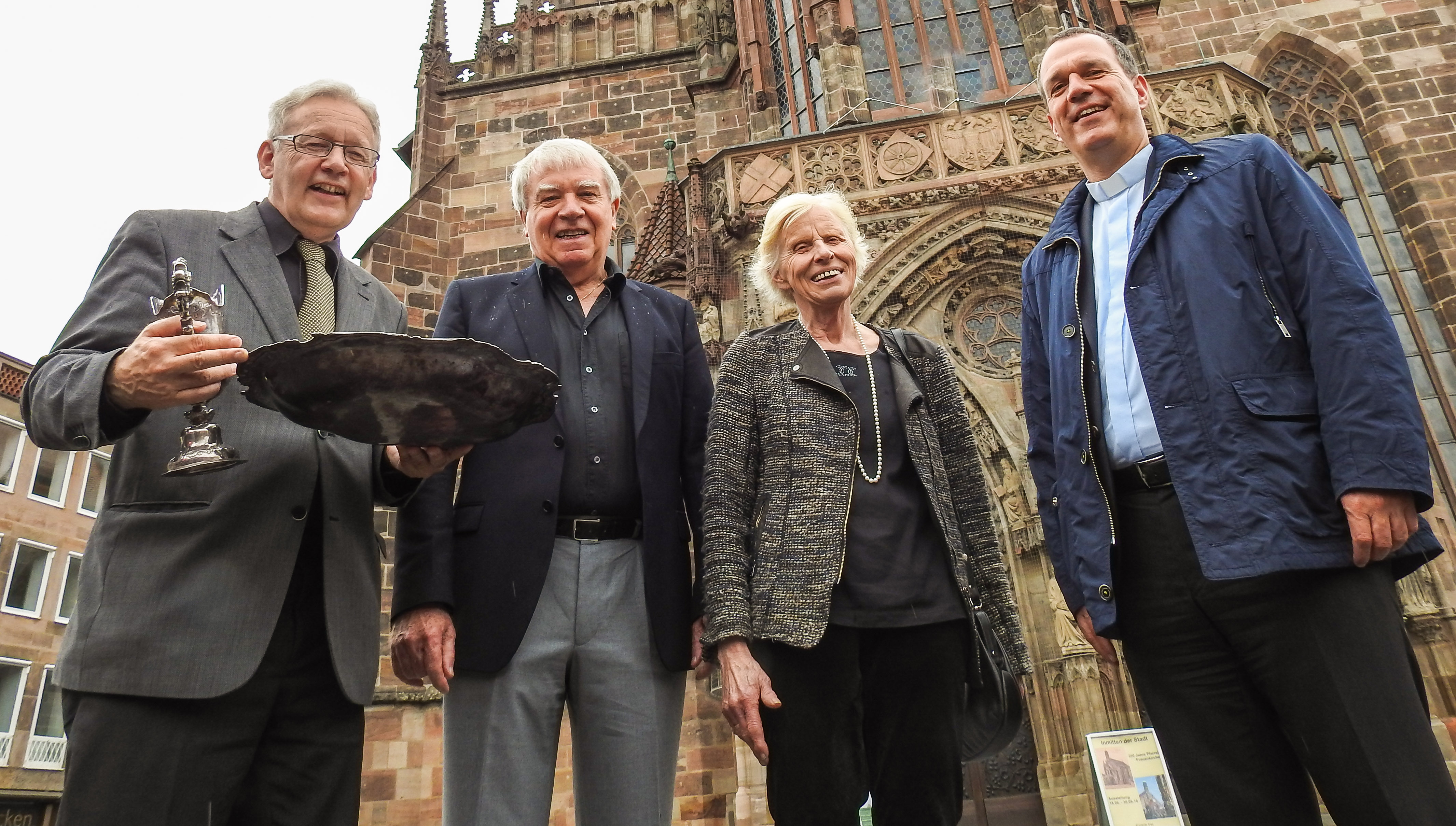 Laden ein zum Festwochende am 18. und 19. Juni 2016 in die Frauenkirche am Hauptmarkt (v.l.): Dr. Günter Hess (Katholikenratsvorsitzender), Hans Hertel (Leiter Arbeitsgruppe Ausstellung), Viktoria Huck (Kirchenführerin) und Pfarrer Markus Bolowich.