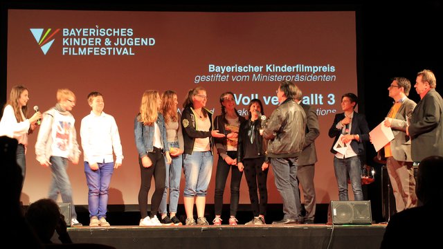 Der erste Datenträger-Wolpertinger des Abends wird von Elmar Wepper an Nie Wieder Shakespeare aus Erlangen vergeben.