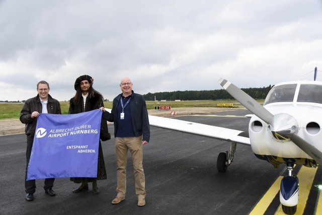 Der Namensgeber gab den Taxiway offiziell für den ersten Piloten frei: Nach einem kurzen Rundflug rollte Flughafengeschäftsführer Dr. Michael Hupe (l.) mit einer Piper PA 28 als erster über den neuen Taxiway Delta von der Bahn ab. | Foto: Airport Nürnberg