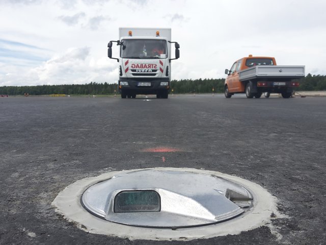 Nach Fertigstellung der Asphaltdecke wurden Löcher in den Rollweg gebohrt, um die einzelnen Elemente der Mittellinienbefeuerung einzubauen. „Diese Leuchten sind extrem belastbar –  sie sind ja für das überrollen mit Flugzeugen ausgelegt “, so Heinz Huber. | Foto: Airport Nürnberg