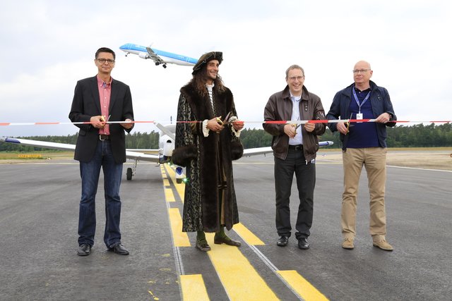Eröffnung: Der Taxiway Delta ist einer der meistgenutzten Rollwege zwischen der Start-/Landebahn und dem Vorfeld  am Albrecht Dürer Airport Nürnberg, über ihn wird ein Großteil des ankommenden Flugverkehrs abgewickelt. Daher wurde der Taxiway Delta als letzter Schritt der Sanierungsarbeiten am Start- und Landebahnsystem von Grund auf erneuert. | Foto: Airport Nürnberg