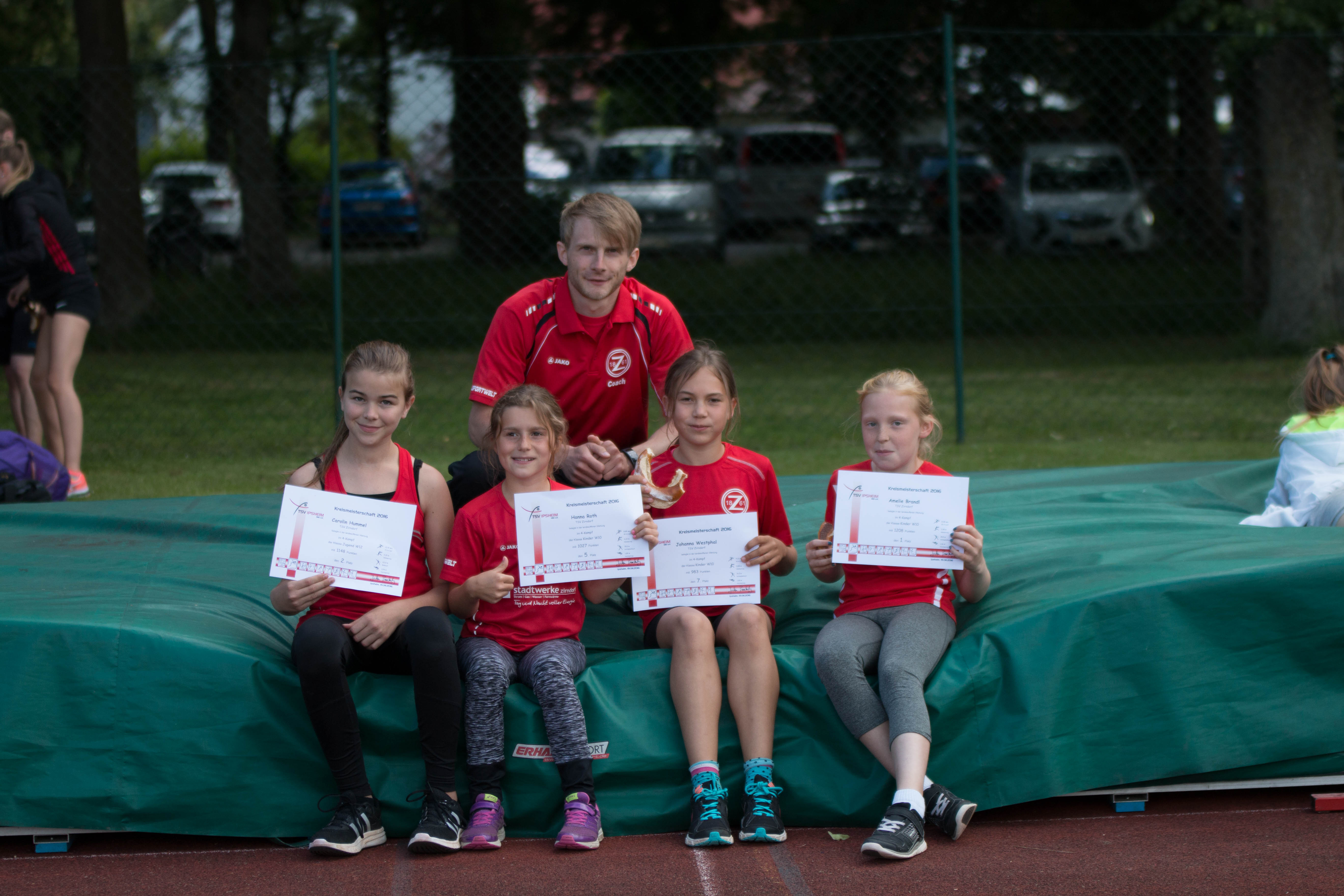 Marcus Grun mit seinen Mehrkämpferinnen (v.l. Carolin Hummel, Hanna Roth, Johanna Westphal, Amelie Brandl)