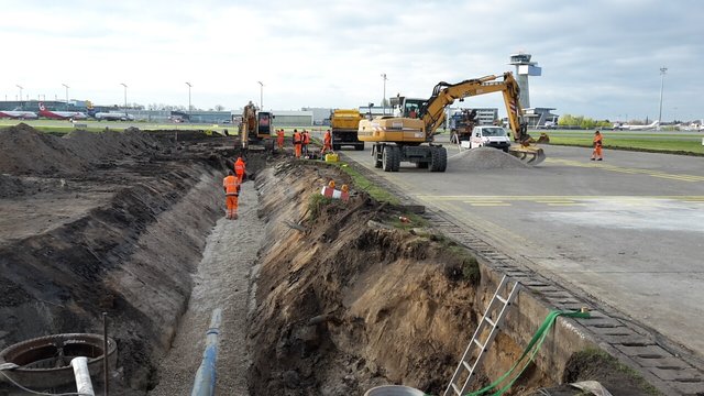 „Hier haben wir neben dem Rollweg einen neuen Regenwasserkanal verlegt. Von der Oberfläche wird Regenwasser über neue Entwässerungsrinnen in diesen Kanal abgeführt“, so Heinz Huber. | Foto: Airport Nürnberg