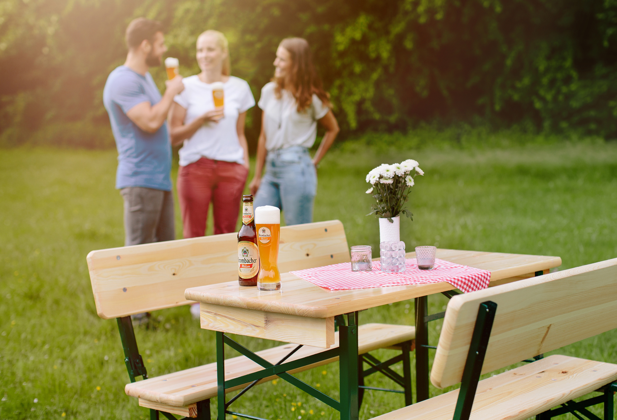 Für das Biergarten-Feeling zu Hause verlosen wir eine Mini-Bierbankgarnitur plus einem Genießer-Paket Krombacher Weizen.