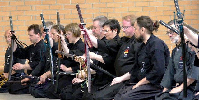 Geübt wird mit dem Iaito, einem Schwert mit stumpfer Klinge, das in Aussehen und Gewicht einem Samuraischwert gleicht.