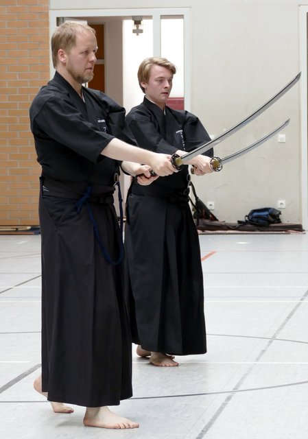 Alexander Frey (links), 1. Dan Iaido, von ZANCHIN Kampfkunst e.V.