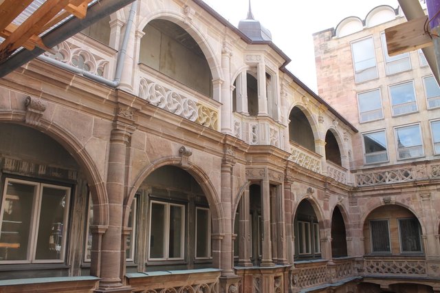 Große Teile des prachtvollen Renaissance-Innenhofes sind bereits wieder hergestellt worden. Im Hintergrund ist die in den 50er Jahren neu errichtete Fassade des Pellerhauses zu sehen. | Foto: © Victor Schlampp