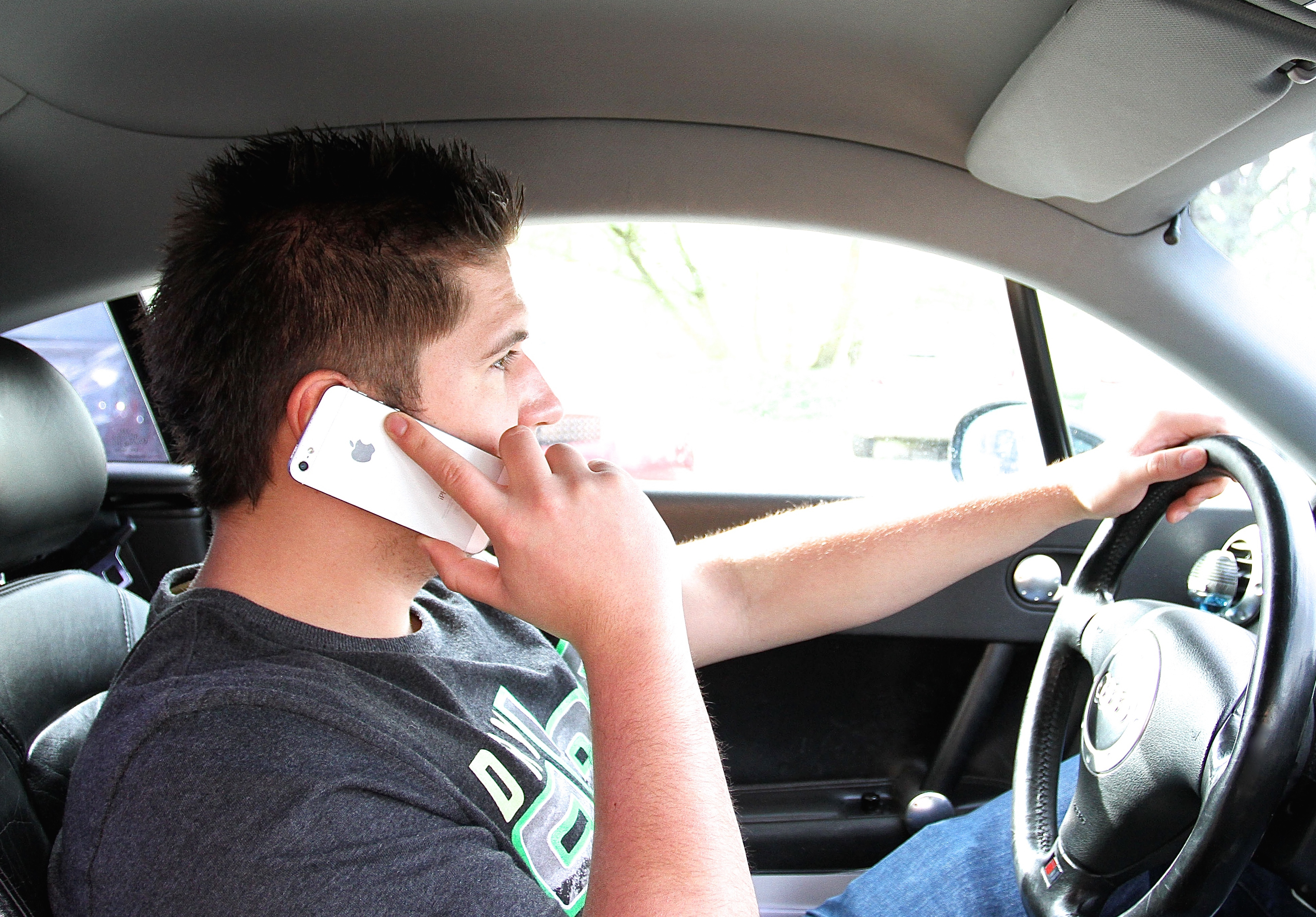 Vorsicht: Telefonieren am Steuer birgt Gefahren und ist in Deutschland direkt mit dem Mobiltelefon in der Hand nach wie vor strafbar. Foto: Auto-Medienportal.Net/VFBV