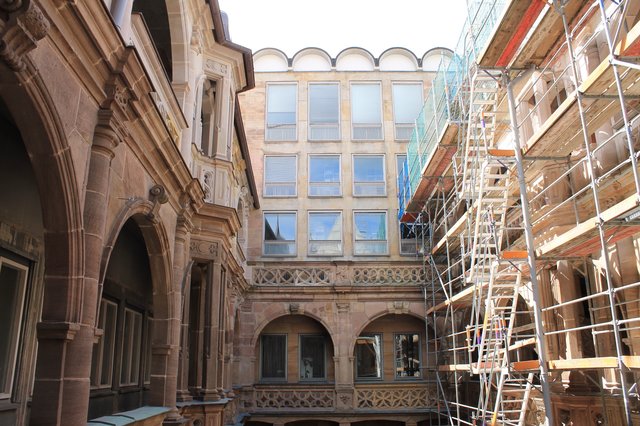 Auch wenn der Neubau durchaus ein originelles Element der Bauarchitektur der 50er Jahre ist, in den historischen Pellerhof passt er wie die Faust aufs Auge. | Foto: © Victor Schlampp