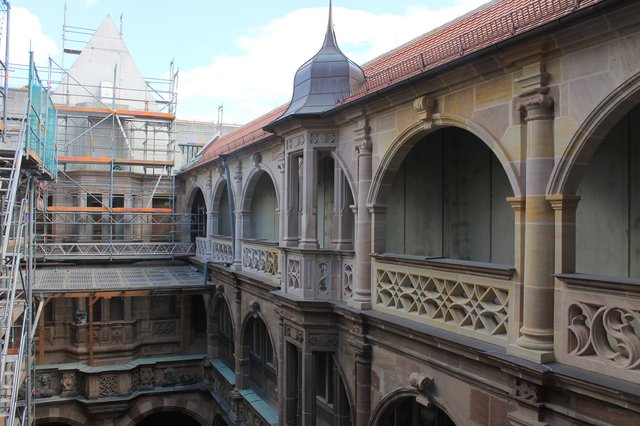 Im eingerüsteten Bereich wird derzeit der prunkvolle Nordgiebel rekonstruiert. | Foto: © Victor Schlampp