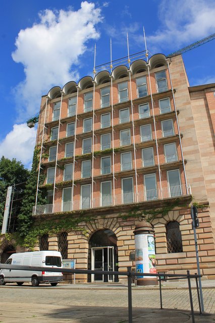 Die Geschmäcker sind verschieden: Nur der Sockel des ehemals so stattlichen Pellerhauses ist erhalten. Der übergestülpte Neubau lässt nicht erahnen, was für ein prächtiger Innenhof sich hinter dem Eingangstor verbirgt. | Foto: © Victor Schlampp