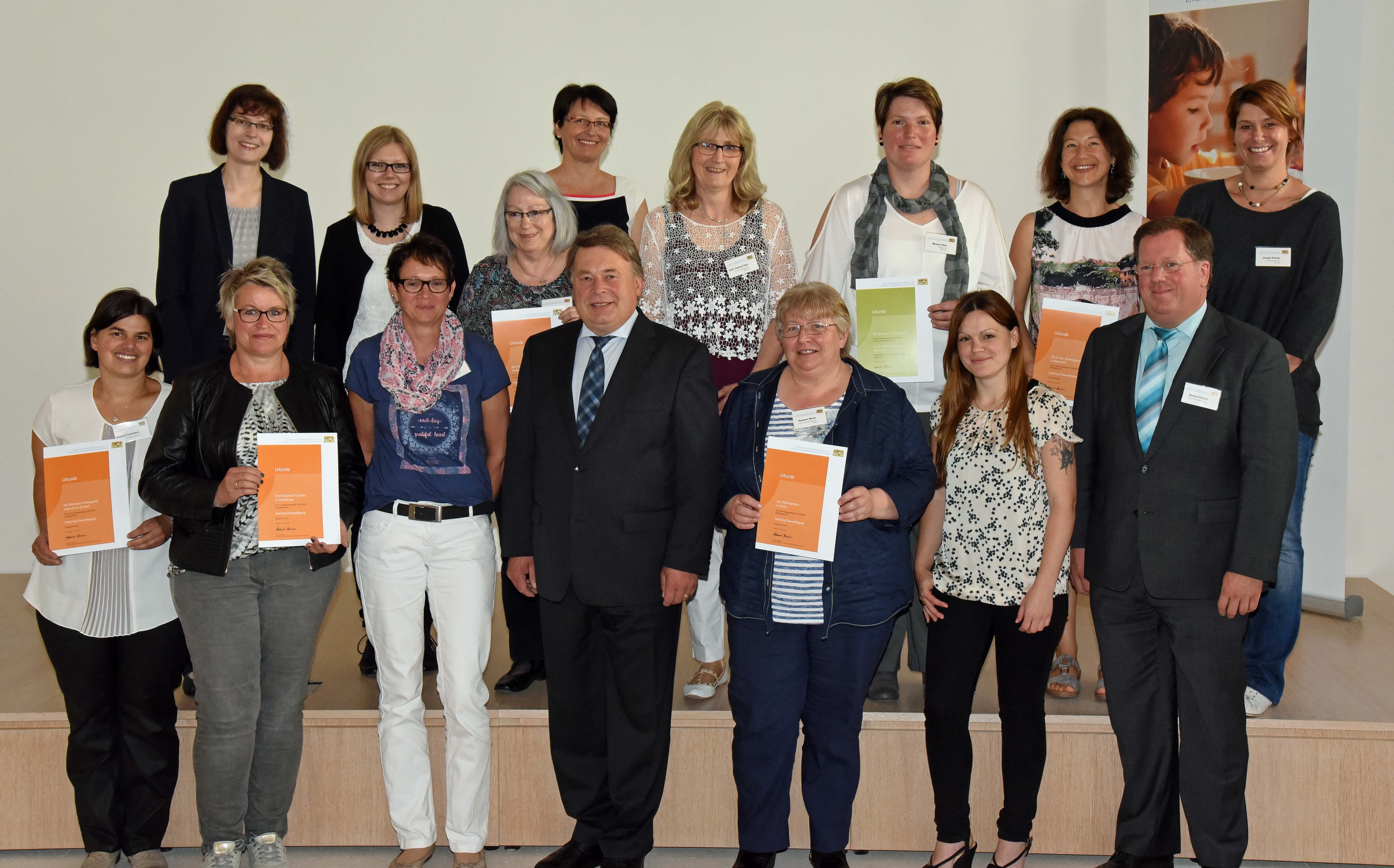 An der 6. Coachingrunde nahmen erfolgreich teil das Familienzentrum Zirndorf, das Kinderhaus Fuchsbau aus Treuchtlingen, das Walburgisheim aus Feucht, die Kindertageseinrichtung Mio aus Nürnberg und die Ev. Luth. Kindertagesstätte aus Weisendorf. Diese Einrichtungen bekamen vom Bayerischen Staatsminister für Ernährung, Landwirtschaft und Forsten, Helmut Brunner, eine Urkunde für ihr Engagement überreicht.