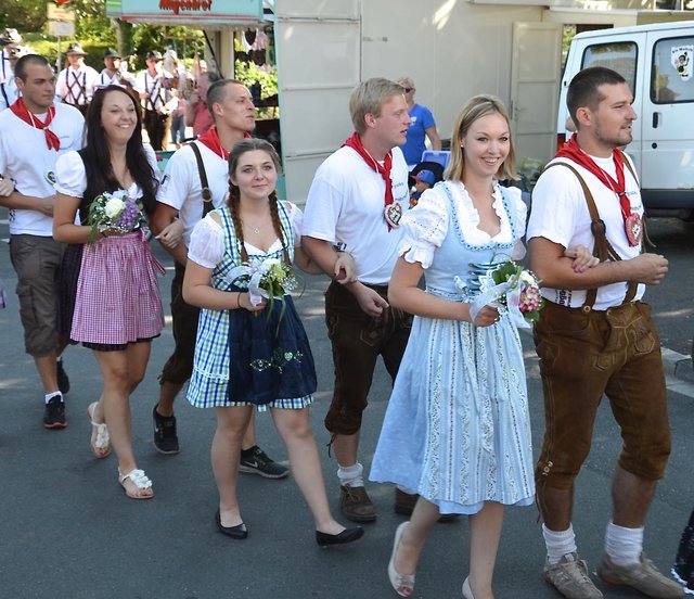 Gelebte Tradition: Burschen und Madli in ihrer Kerwa-Tracht. Foto: oh