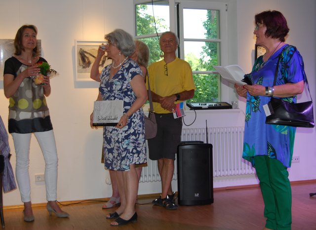 Angelika Kandler-Seegy und Gerda Hederer bedanken sich bei der Leiterin des Kulturladens Zeltnerschloss