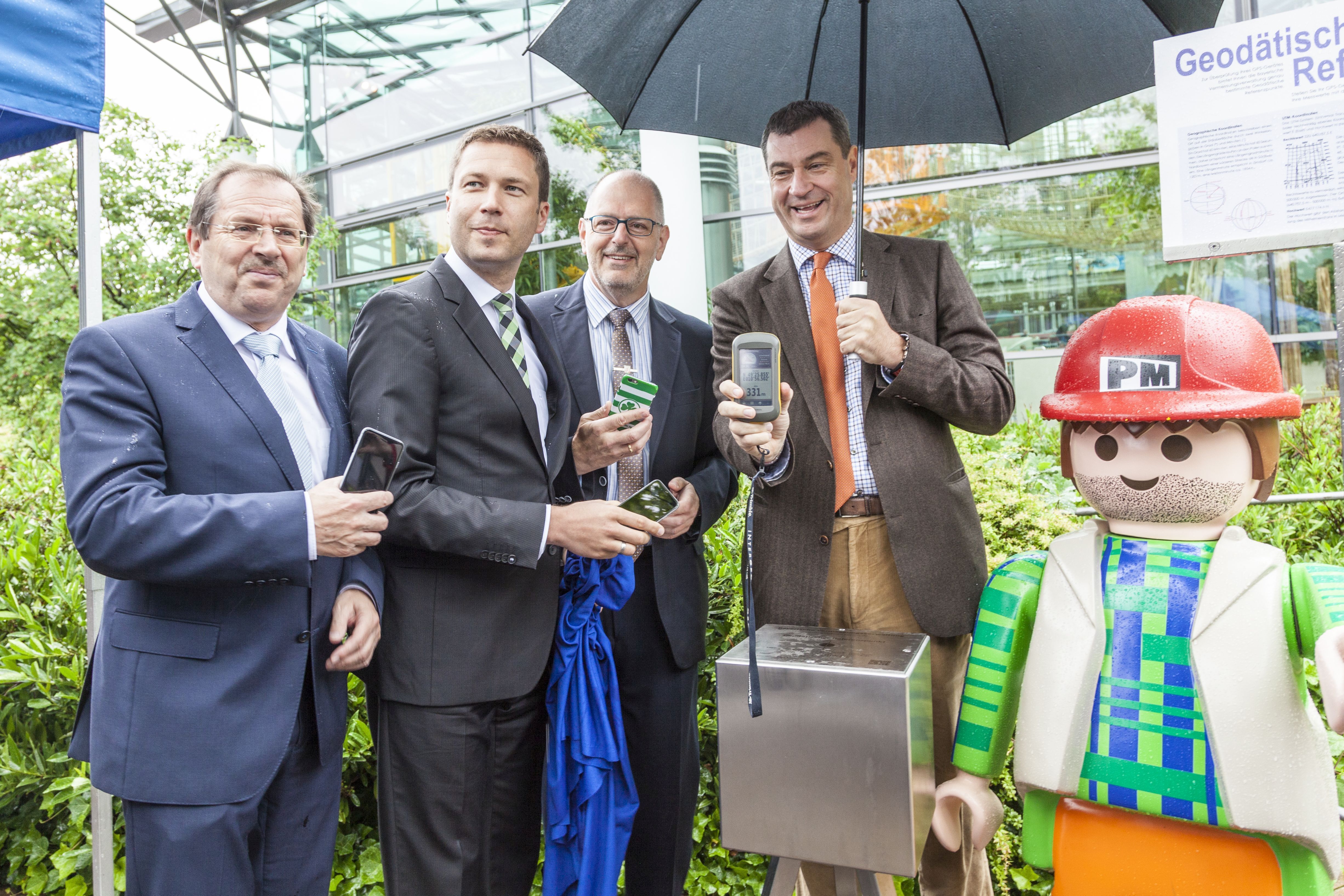 Am 17. Juni 2016 wurde ein neuer geodätischer Referenzpunkt für den Landkreis Fürth vor dem PLAYMOBIL-FunPark eröffnet.