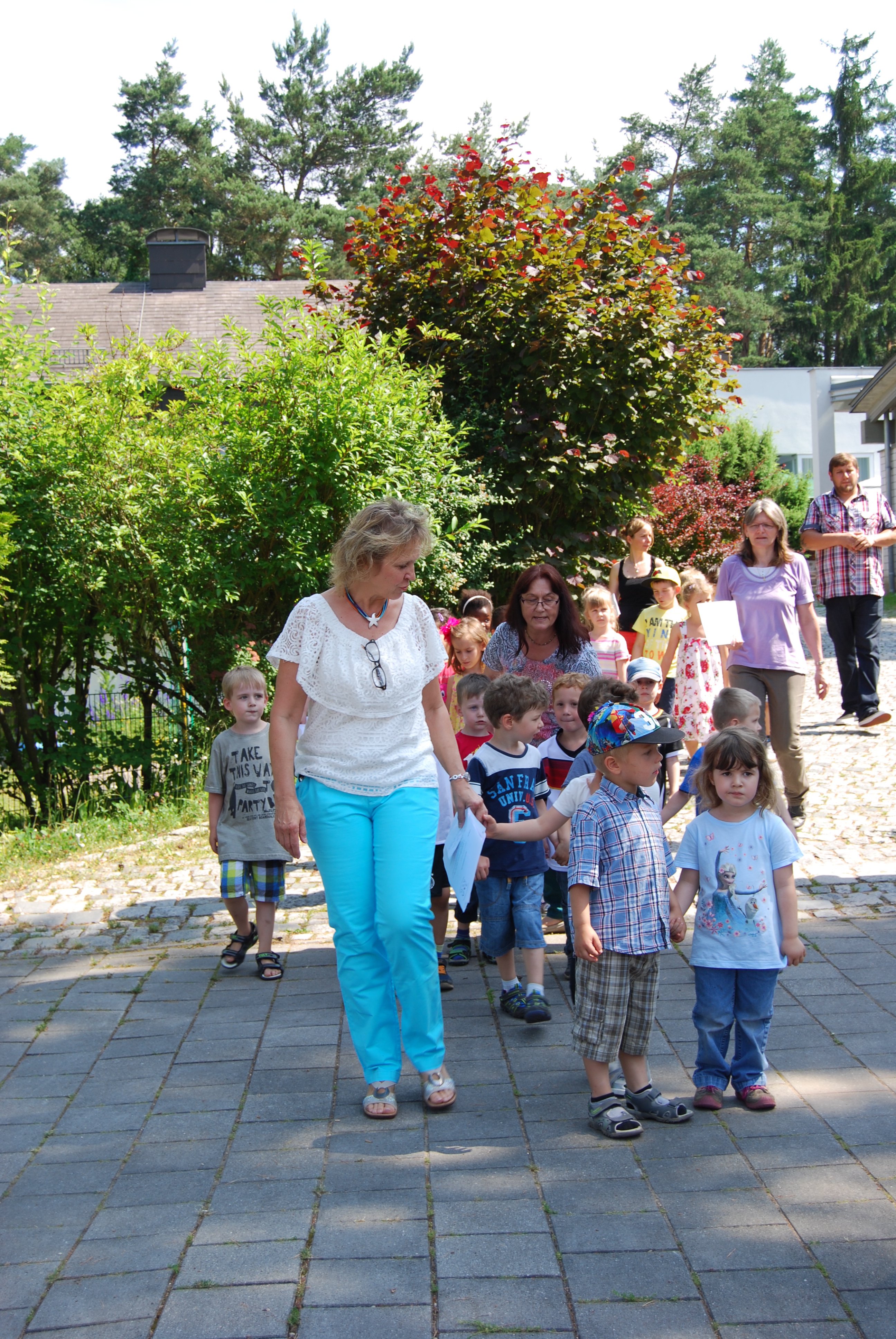 Einzug der Kinder mit Angela Bleisteiner