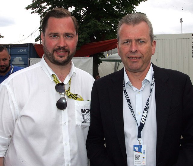 MCN-Funktionär ­Jochen Kohler (l.) begrüßt Oberbürgermeister Dr. Ulrich Maly am Norisring. | Foto: Joachim König