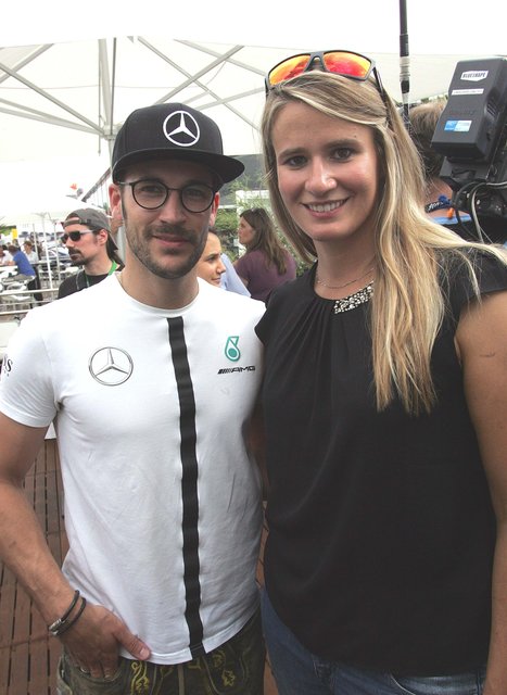Rennrodlerin Nathalie Geisenberger mit DTM-Pilot Maximilian Götz. | Foto: Joachim König