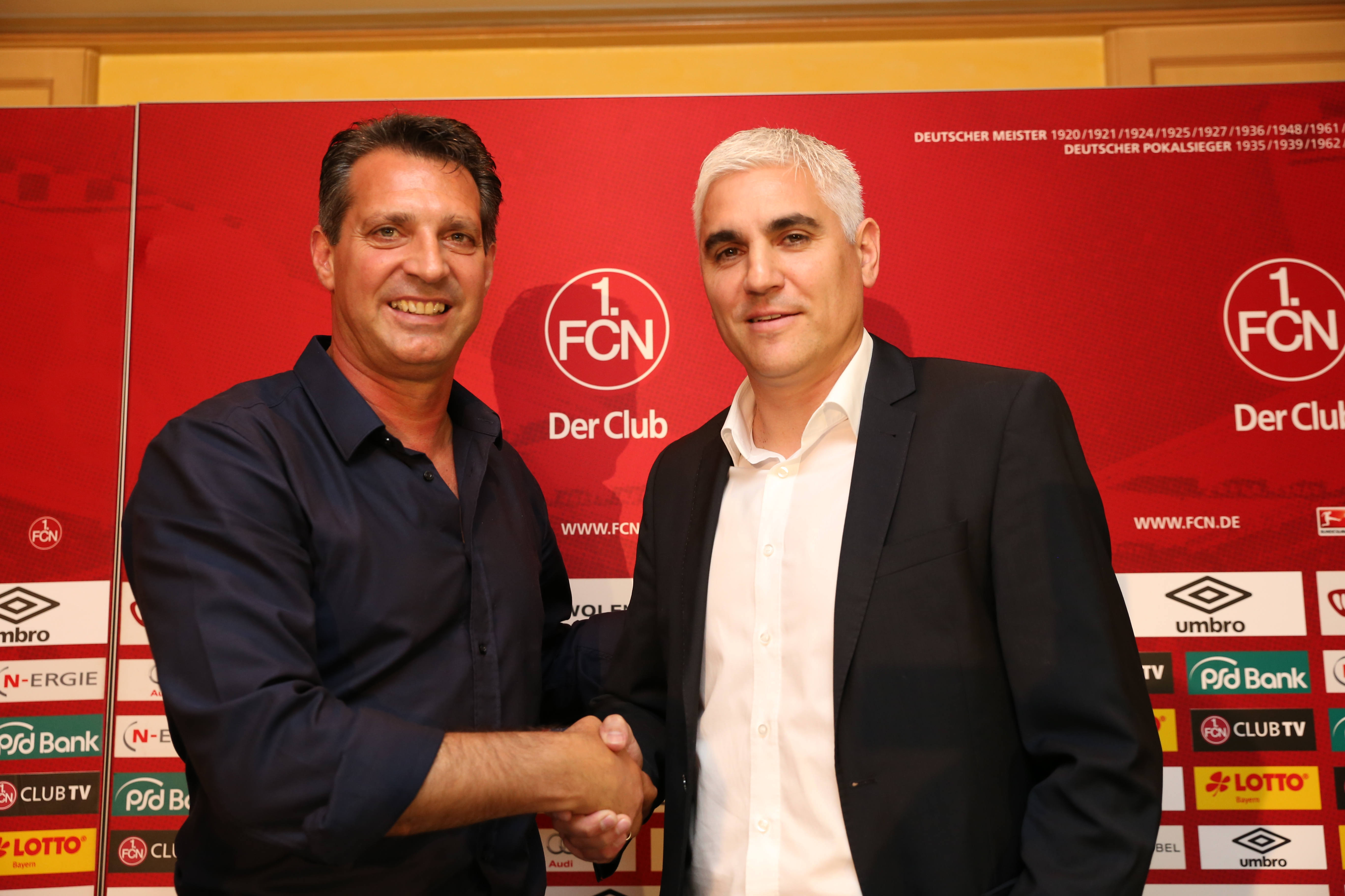 FCN-Sportvorstand Andreas Bornemann (r.) begrüßt den neuen FCN-Chef-Trainer Alois Schwartz.