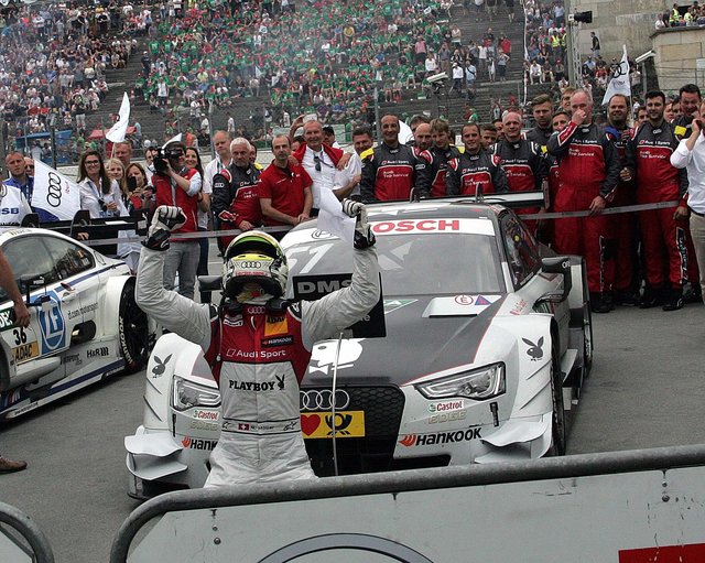 DTM-Sieger Nico Müller machte vor Glück einen Kniefall vor seinem AUDI. | Foto: Joachim König