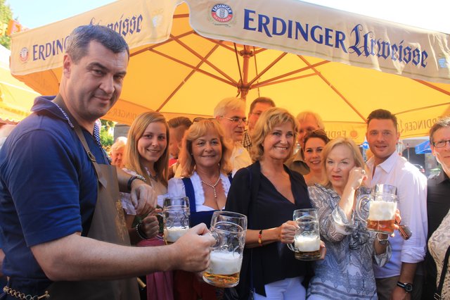 Nach dem Bieranstich nutzte Dr. Markus Söder (l.) die Gelegenheit, mit Prominten auf eine gute Kirchweihzeit 2016 anzustoßen. | Foto: © Victor Schlampp