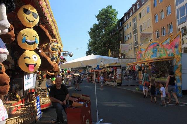 Emois als Plüschkissen gab es als Gewinn bei dieser großen Losbude. | Foto: © Victor Schlamp
