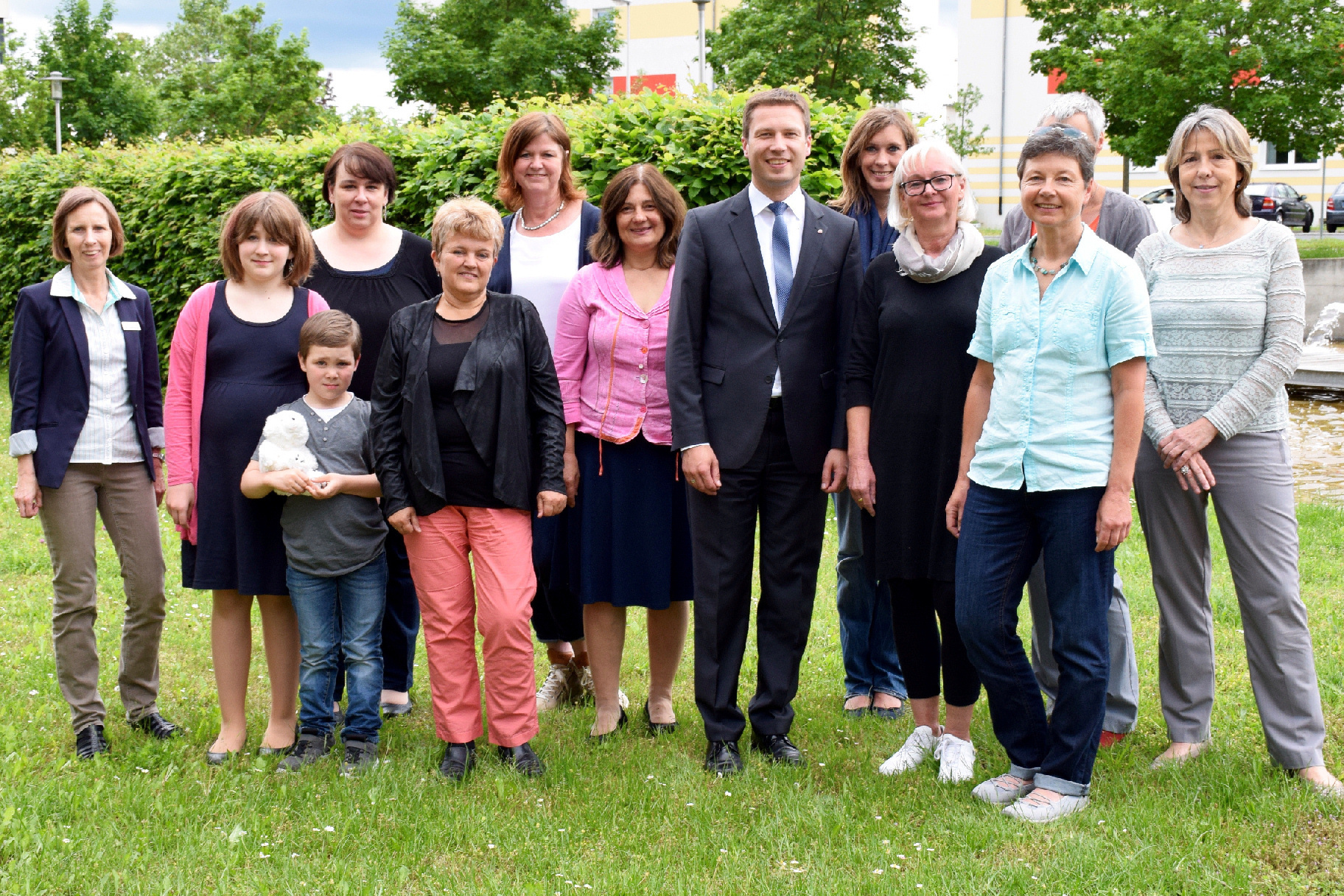 Die neuen Familienpatinnen zusammen mit ihren Ausbilderinnen, dem Koki-Team und Landrat Matthias Dießl.