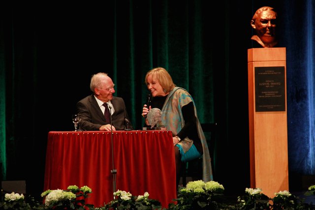 Zum Abschluss der Veranstaltung überreichte Evi Kurz noch eine Plexiglas-Kopie der Ludwig-Erhard-Büste an Wolfgang Schäuble. | Foto: tom