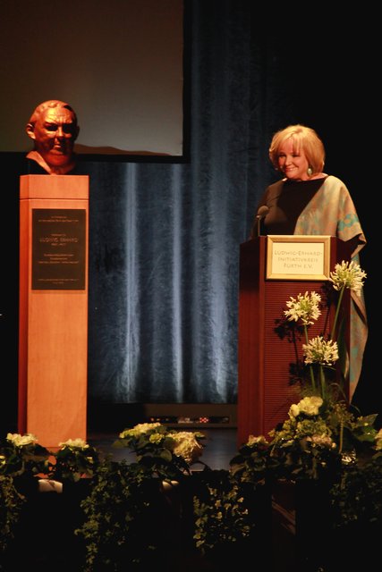 Evi Kurz, die Vorsitzende des Ludwig-Erhard-Initiativkreises, und Fürths Oberbürgermeister Thomas Jung. | Foto: tom