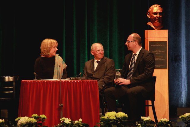 Aus der Hand von Evi Kurz und Bundesfinanzminister Wolfgang Schäuble konnte Dr. Stefan Hähnel den Ludwig-Erhard-Preis entgegennehmen. | Foto: tom