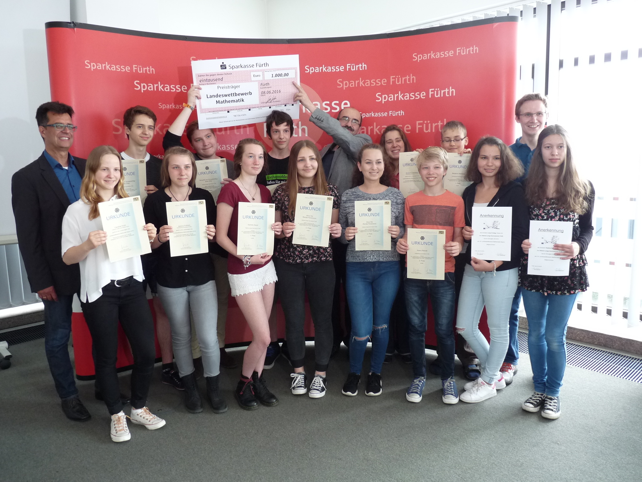 Die erfolgreichen Schülerinnen und Schüler durften gemeinsam mit ihren Lehrern im Sparkassen-Casino ihren erfolg feiern. Geschenke und Urkunden gab es auc noch.