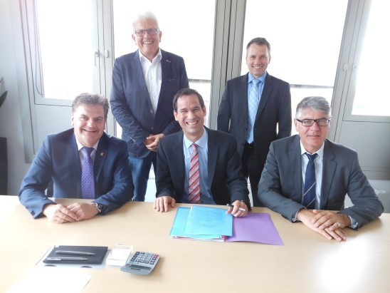 Nach der Vertragsunterzeichnung sitzend (v.l.) Werner Langhans, Notar Dr. Thomas Göppel und Rainer Kleedörfer; stehend (v.l.) Herbert Wild und Volker Laudien.