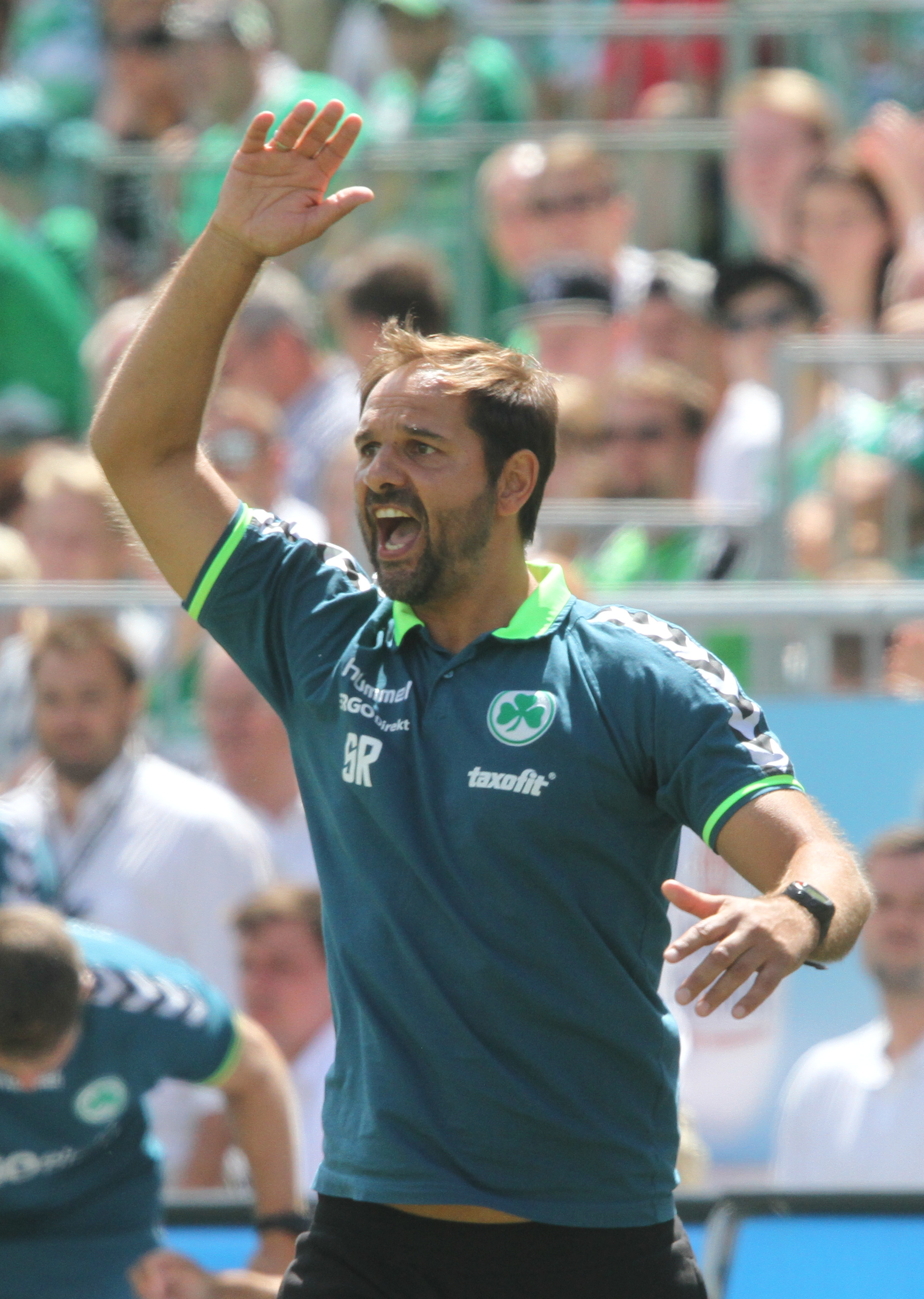 Fürths Trainer Stefan Ruthenbeck freut sich über das Heimspiel gegen die Münchner Löwen zum Saisonauftakt.