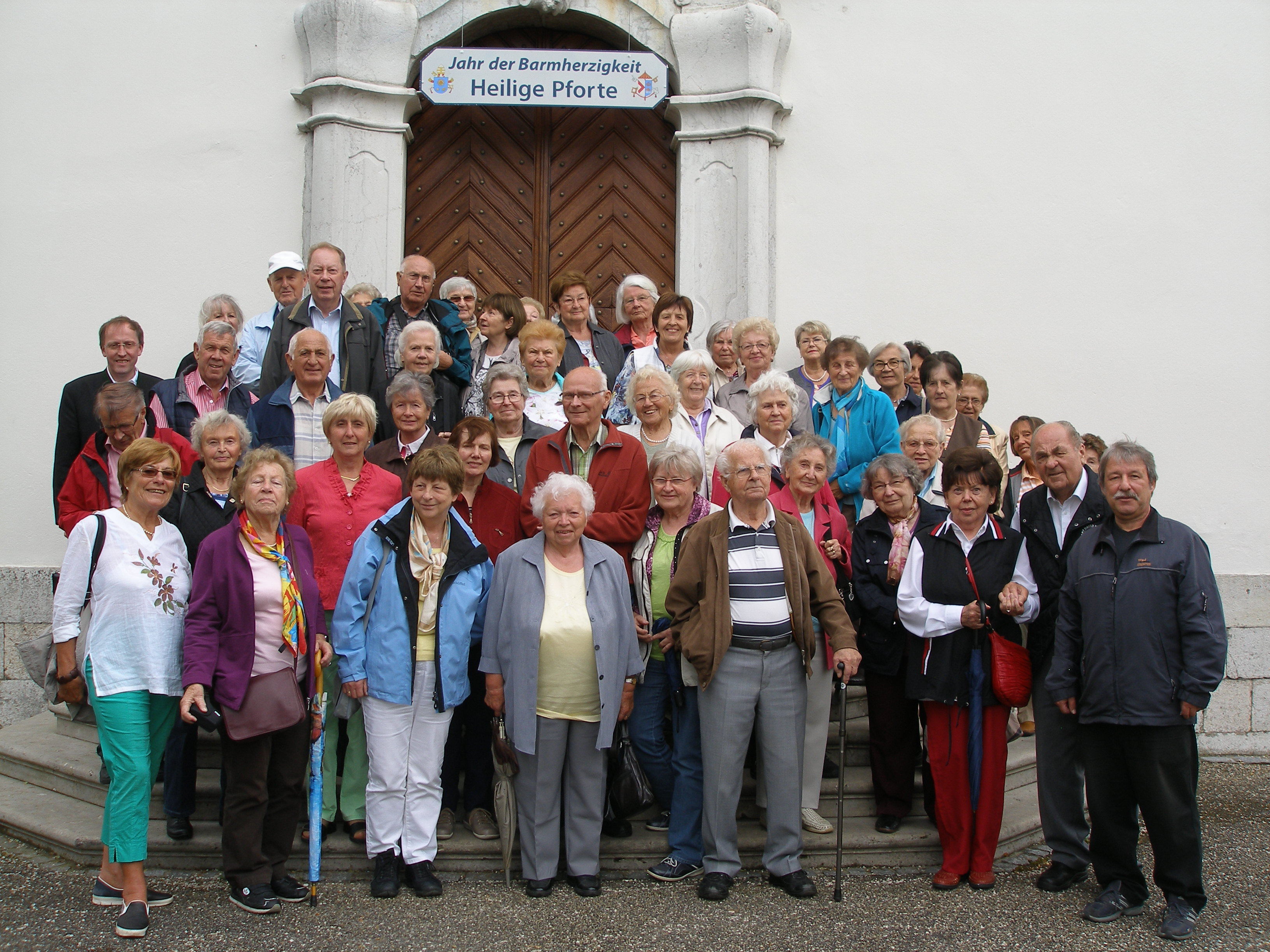 Die Senioren vor der Wallfahrtsbasilika „Maria Brünnlein