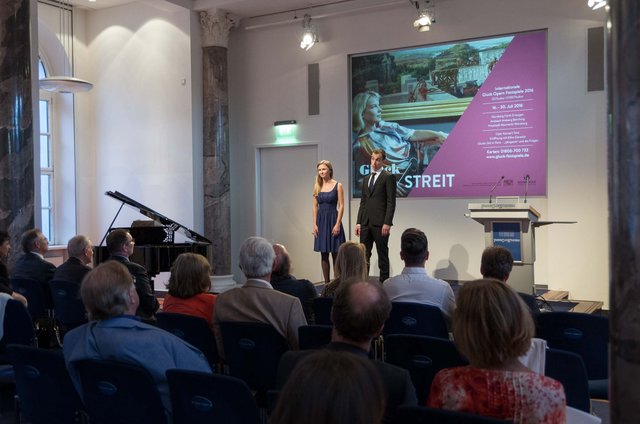 Einstimmung auf die Jugendoper „T.M.A. – Coming of Age“ mit Sophia Bauer und Jakob Kreß von der Hochschule für Musik Nürnberg. Beide wurden am Flügel begleitet von Mariam Chatzaki, der Musikalische Leitung dieser Festspiel-Eigenproduktion.