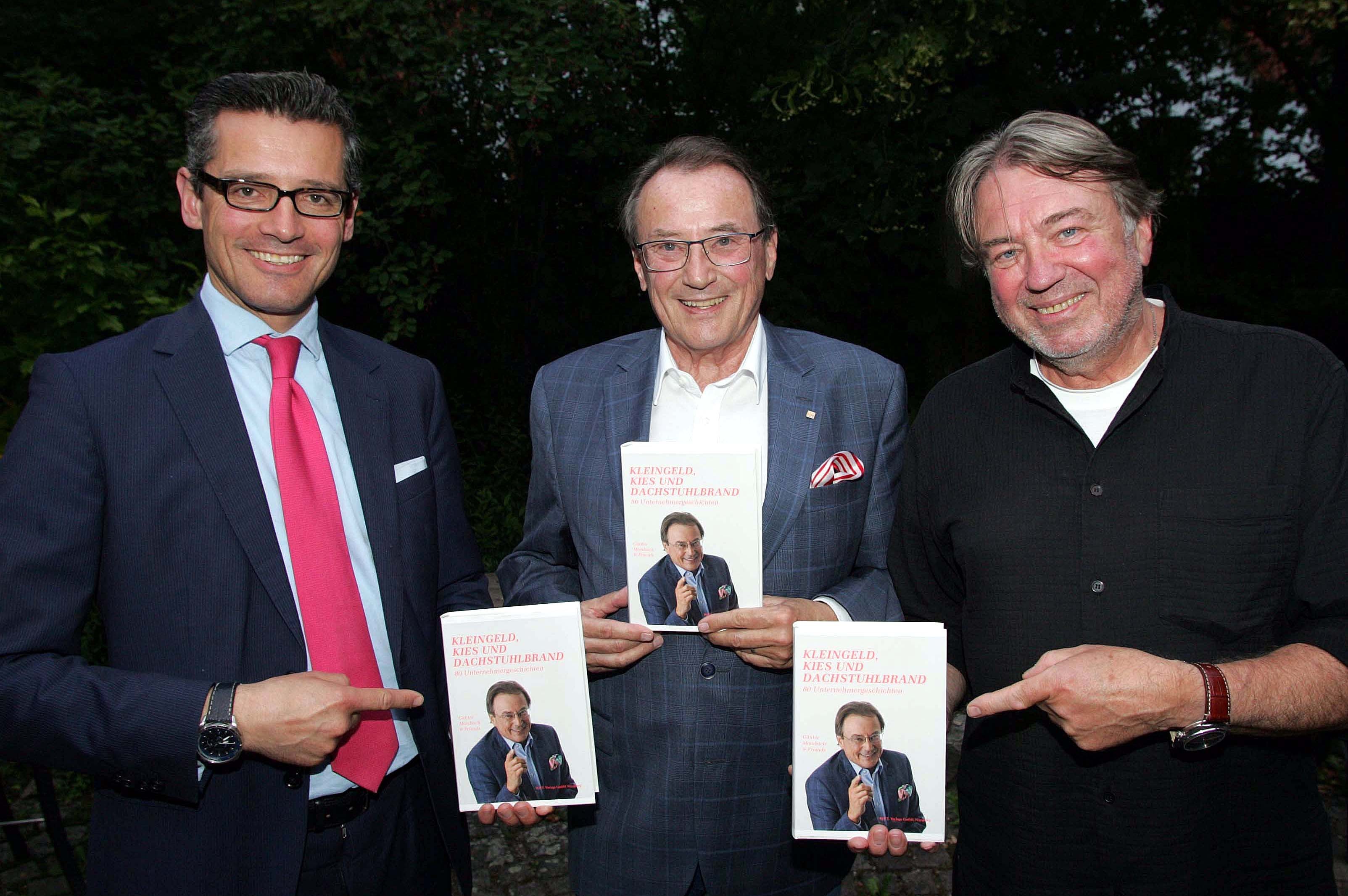 Autor Günter Morsbach (Mitte), Co-Autor Klaus Kobjoll und Wirtschaftsreferent Dr. Michael Fraas (l.) stellten das neue Buch ,,Kleingeld, Kies und Dachstuhlbrand" vor.
