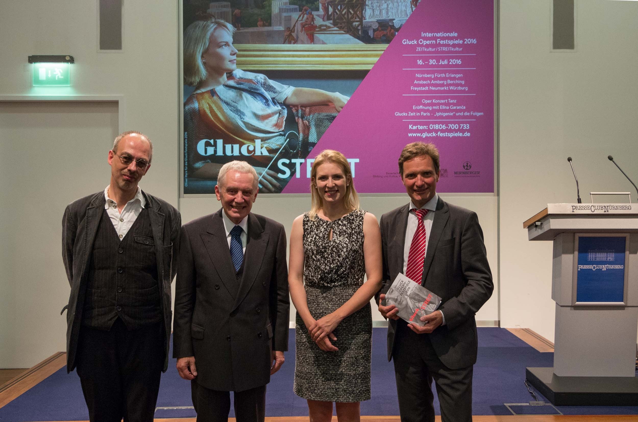 Freuen sich auf die Internationalen Gluck-Opern-Festspiele 2016: Dr. Christian Baier (Musikalischer Leiter), Hans-Peter Schmidt (Vorsitzender des Stiftungsrats der Stiftung NÜRNBERGER Versicherung), Olga Gollej (Geschäftsführerin) und Dr. Axel Baisch (Intendant) (v.l.).