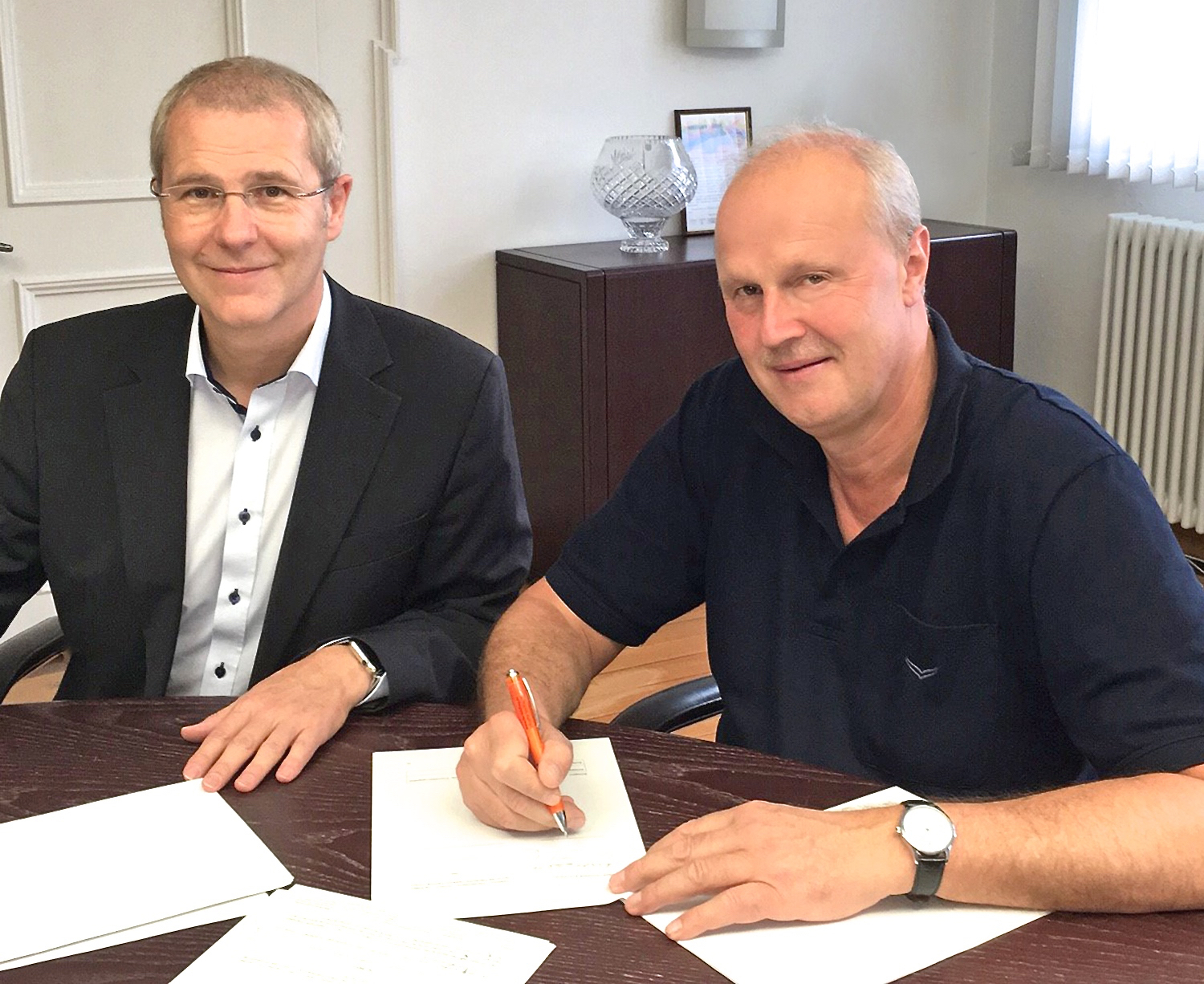 Bürgermeister Gerald Brehm (r.) und Klaus Neuendank, Regiomanager Deutsche Telekom, bei der Vertragsunterzeichnung. Foto: oh