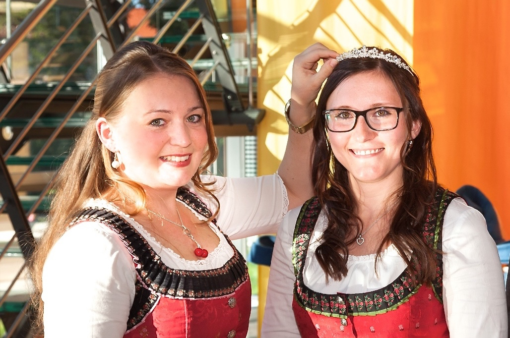 Kirschenköniginnen unter sich: Marina Fink (l.) „krönt“ ihre Nachfolgerin Sandra Grau. Foto: R. Rosenbauer