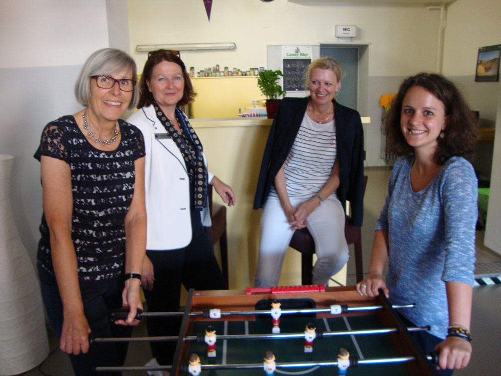 Jutta Rother, Dr. Angela Hönig, Stefanie Patzina (alle Inner Wheel) und Carina Lindemann (mudra) schauen sich im neu gestalteten Kontaktcafé um (v.l.).