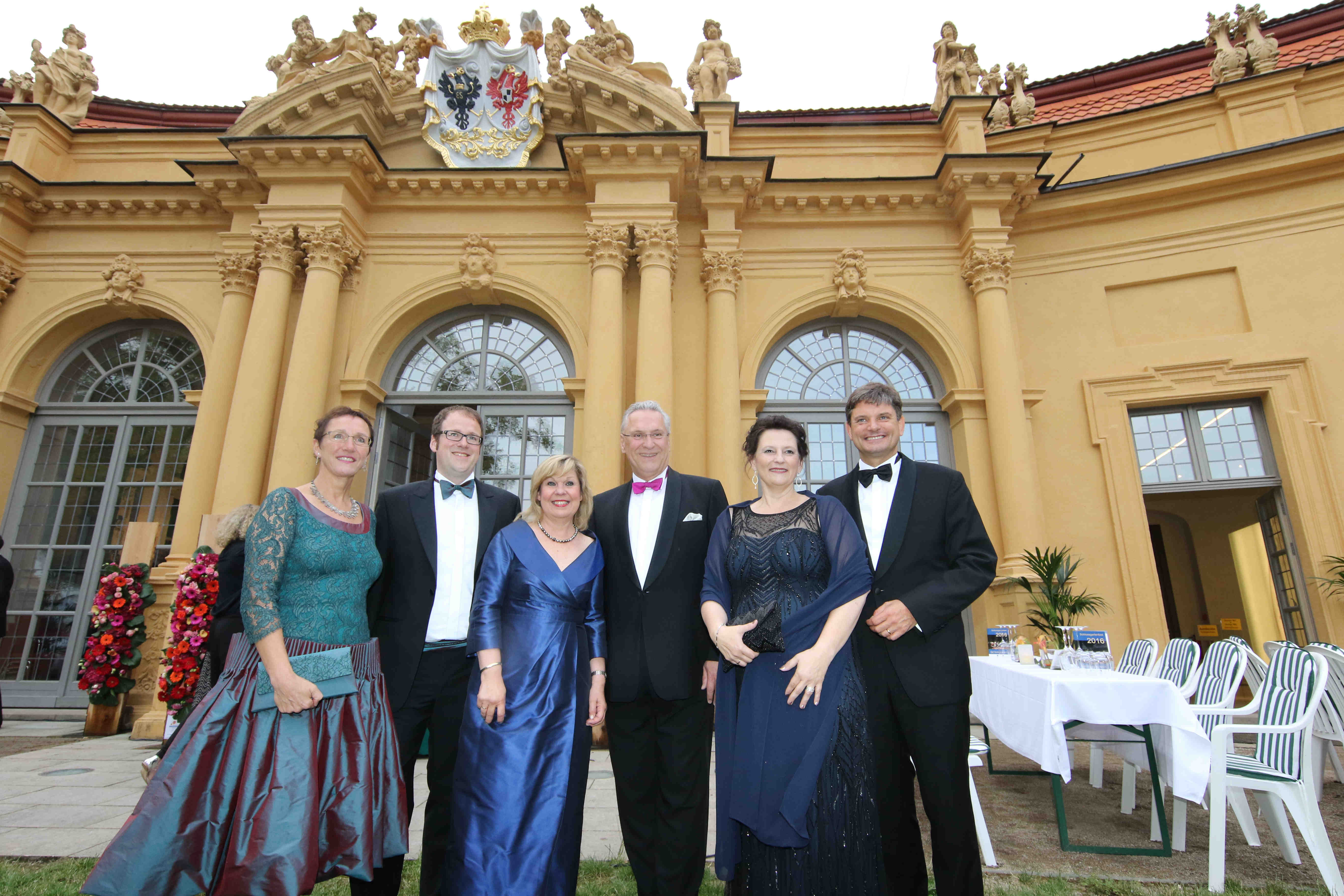 Vor der Kulisse der Orangerie: (v.r.) Uni-Präsident Prof. Dr. Joachim Hornegger und Ehefrau Belinda, Staatsminister Joachim Herrmann und Ehefrau Gerswid sowie Oberbürgermeister Dr. Florian Janik und Bürgermeisterin Dr. Elisabeth Preuß.