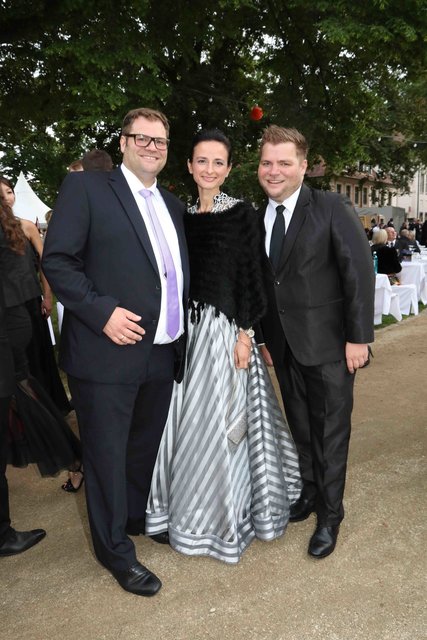 Unternehmersöhne Dominik Beck mit Ehefrau Mirena und Alexander Beck. | Foto: Udo Dreier/bayernpress