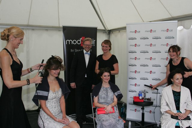 mod'shair-Chef Joachim Schlenkrich und sein Team verschönerten die Frisuren der Ballgäste. | Foto: Udo Dreier/bayernpress