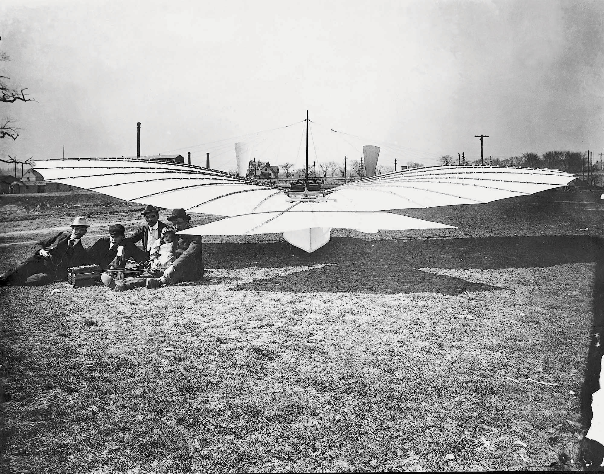 Gustav Weißkopf (r.) mit Tochter Rose 1901 neben seinem Flugzeug Nr. 21.