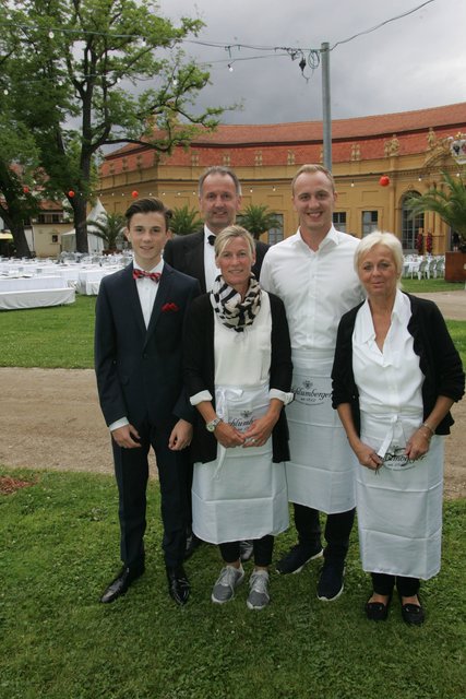 Gastronom und Event-Caterer Norbert Nägel (2.v.l.) mit Sohn Benedikt (l.) verköstigt mit seinem Team mehr als 6000 Gäste. | Foto: Udo Dreier/bayernpress