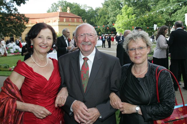 Ball-Organisatorin Ursula Ertl (l.) mit Swing/Jazz-Legende Thomas Fink und Bürgermeisterin Susanne Lender-Cassens. | Foto: Udo Dreier/bayernpress