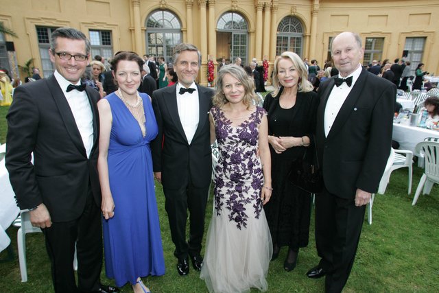 Nürnbergs Wirtschaftsreferent Dr. Michael Fraas (l.) und Ehefrau Karin (2.v.l.), Prof. Dr. Martin Ulrich (3.v.l.), Präsident der Hochschule für Musik, und Ehefrau Jessica (3.v.r.) mit Gunther Oschmann, Müller Medien, und Ehefrau Ursula. | Foto: Udo Dreier/bayernpress