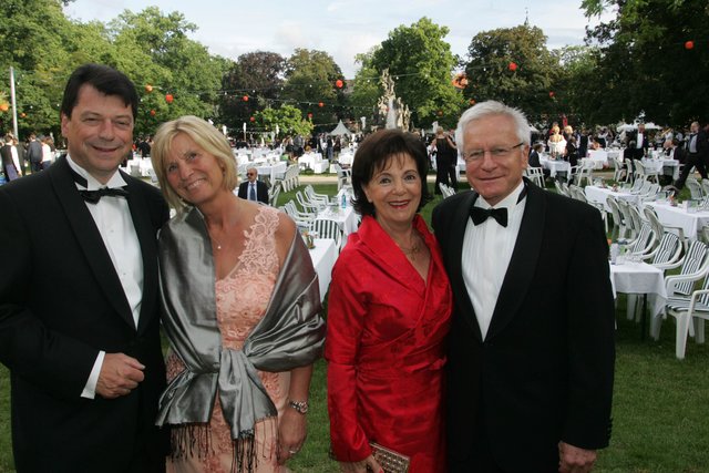 Uni-Präsident a.D. Prof Dr. Karl-Dieter Grüske (r.) und Ehefrau Ingrid (2.v.r.) mit Nürnbergs Sparkassen-Vorstandsvorstand Matthias Benk und Ehefrau Maria. | Foto: Udo Dreier/bayernpress