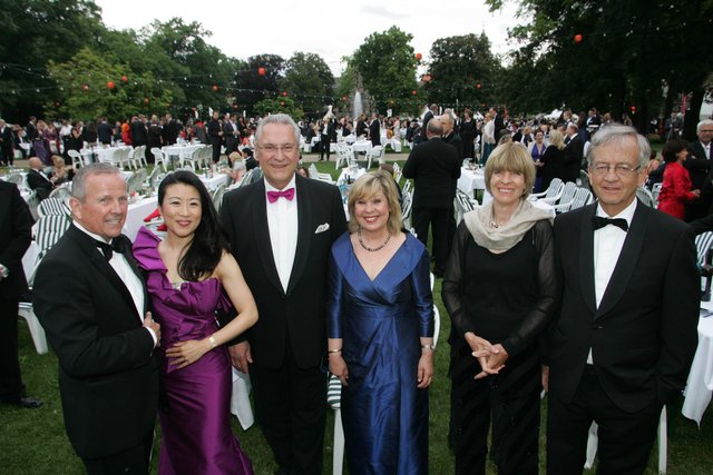 Staatsminister Joachim Herrmann (3.v.l.) und Ehefrau Gerswid (4.v.l.) mit Unternehmer Hans-Georg Geis (l.) und Ehefrau Hong Xue (2.v.l.) sowie Heinrich von Pierer und Ehefrau Annette. | Foto: Udo Dreier/bayernpress