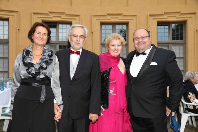Die Landtagsabgeordnete Petra Guttenberger (2.v.r.) und Lebensgefährte Thomas Blösel (r) mit Architekt Jürgen Lischka mit Lebensgefährtin Sabine Kreimendahl. | Foto: Udo Dreier/bayernpress